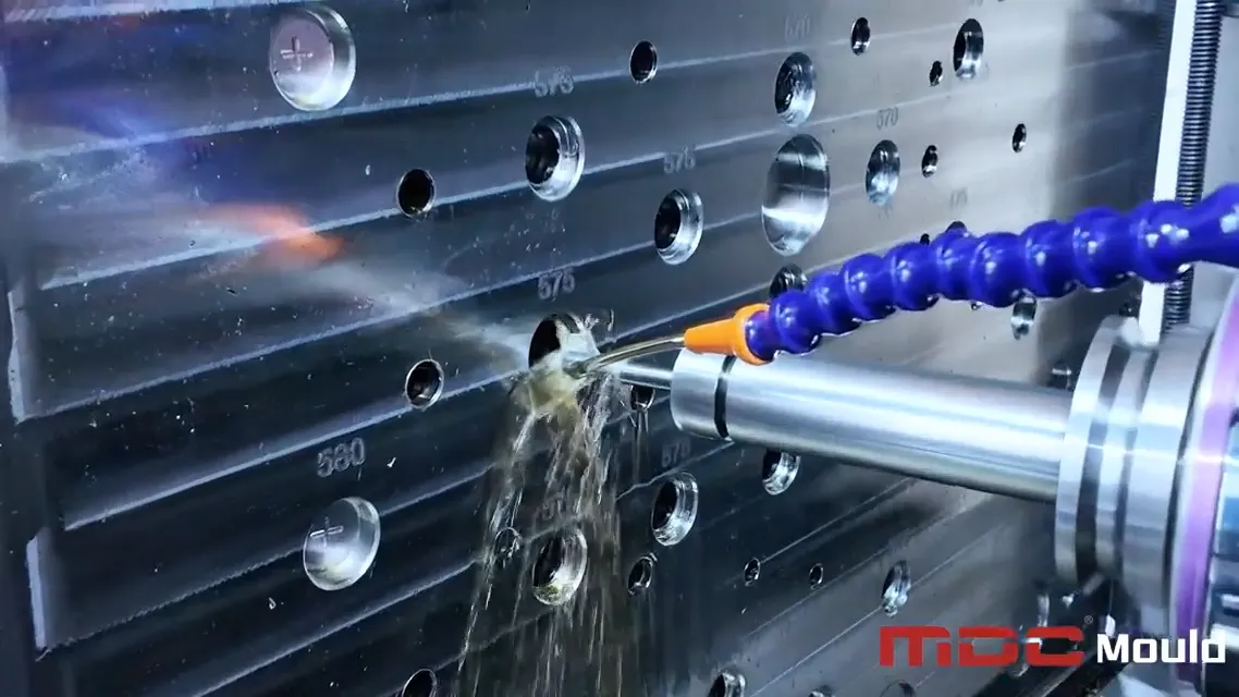 Precisão Começa por Dentro: O Papel da Furação Profunda na Fabricação de Moldes